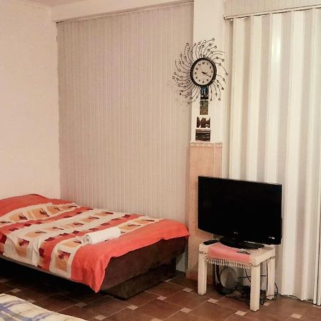 Adem'S Cozy Terrace Retreat Bed & Breakfast Skopje Bagian luar foto